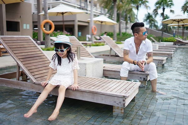
	
	Viết Sơn cùng con gái diện đồ trắng, đeo kính tạo dáng tại hồ bơi.