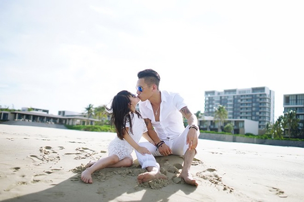 
	
	Bố con cùng trao nụ hôn thân thiết trên bãi biển Đà Nẵng.