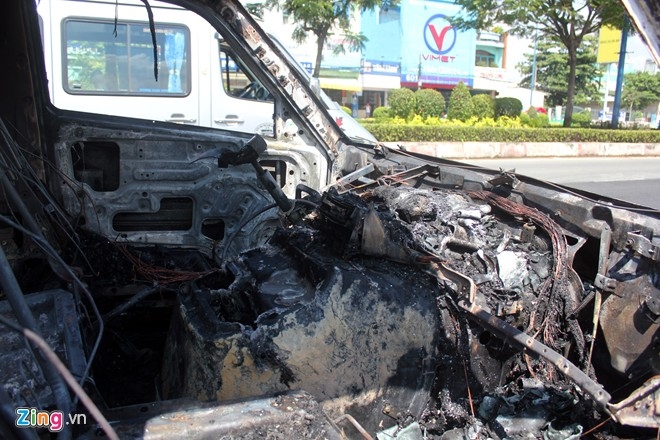 Xe chở 12 bệnh nhân cháy dữ dội ở Sài Gò
