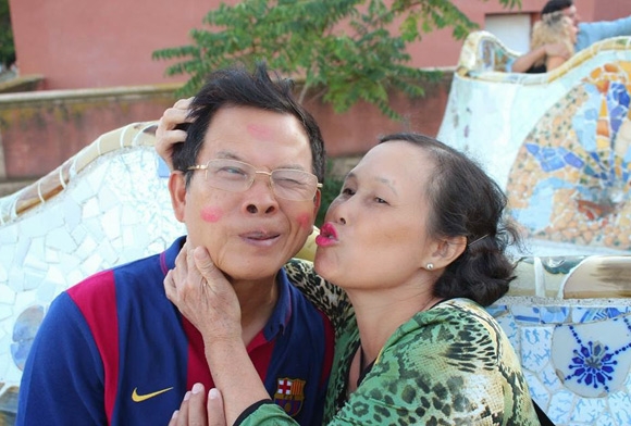 Cặp đôi U70 người Việt "phượt" khắp châu Âu khiến giới trẻ phát thèm