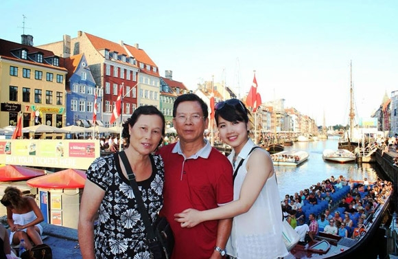 Cặp đôi U70 người Việt "phượt" khắp châu Âu khiến giới trẻ phát thèm