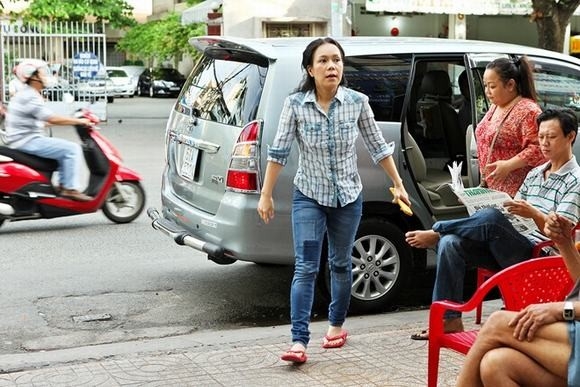 Sao Việt xỏ dép lê bình dân đi chơi phố, làm từ thiện