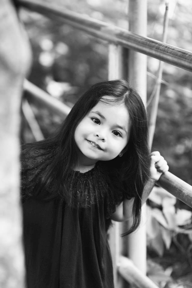 Bé 3 tuổi lai Việt-Hungary "đốn tim" cộng đồng mạn