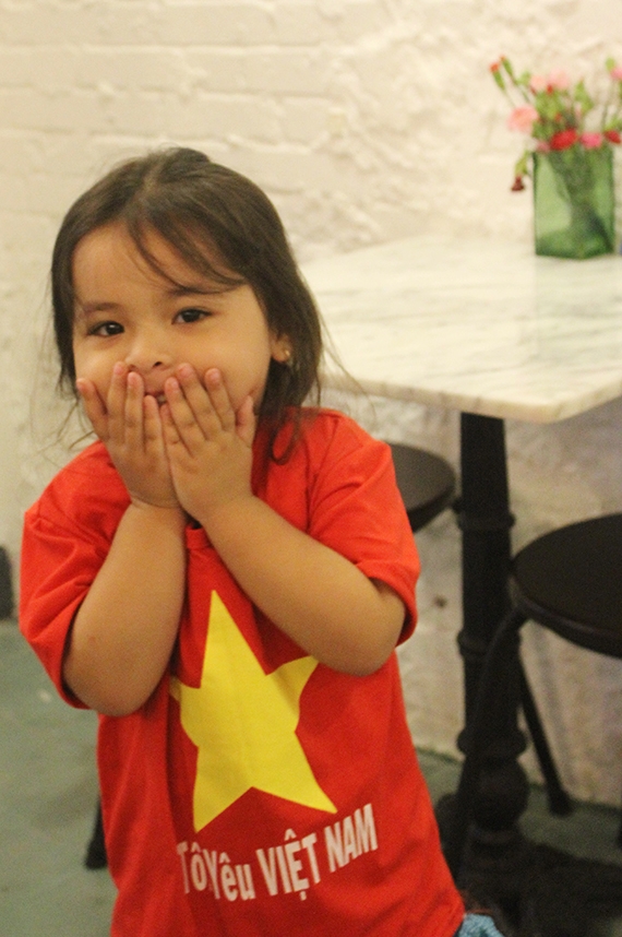 Bé 3 tuổi lai Việt-Hungary "đốn tim" cộng đồng mạn