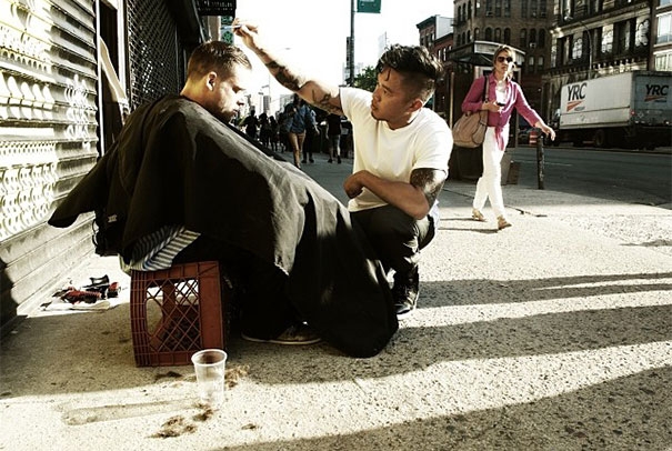 Hình ảnh nhà tạo mẫu tóc cắt cho người vô gia cư đầy ý nghĩa