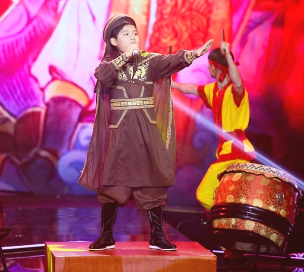 
	
	Mai Chí Công đầy hào hùng, bi tráng với "Dòng máu Lạc Hồng" của nhạc sĩ Lê Quang. 