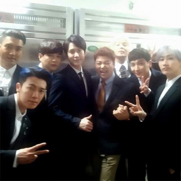 
	
	Shindong khoe ảnh Super Junior tạo dáng cùng Jun Hyun Moo trong buổi họp báo ra mắt album thứ 7 - Mamacita