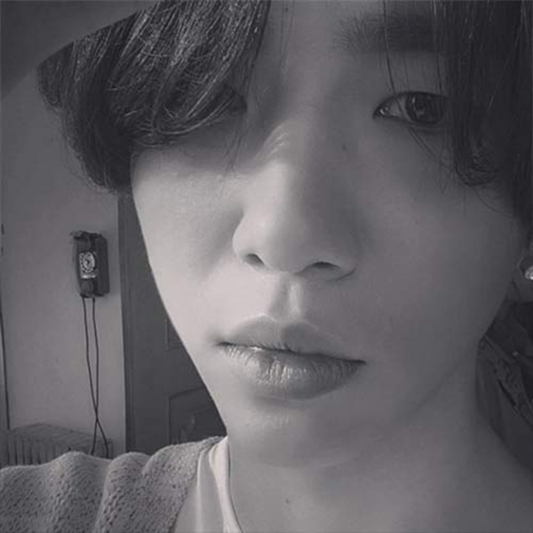 
	
	Bang Yong Guk chào fan buổi sáng bằng tấm hình trắng đen cực phong cách