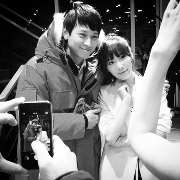 
	
	Taeyeon khoe hình chụp cùng nam diễn viên Kang Dong Won khi TaeTiSeo tham gia với vai trò khách mời trong phim với nội dung: "Hãy cùng cổ vũ cho phim điện ảnh My Briliiant Life nhé"
