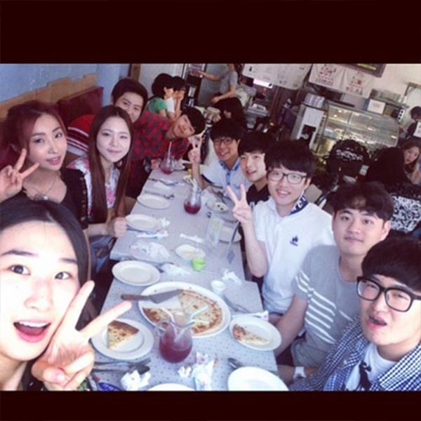 
	
	Mặc lịch trình bận rộn, Minzy vẫn tranh thủ thời gian để họp mặt cùng bạn bè trong trường đại học Baek Seok