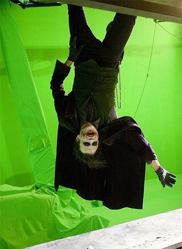 
	
	Heath Ledger luyện tập cảnh quay cuối của bộ phim The Dark Knight, khi đó nhân vật của anh bị treo ngược trước tòa nhà cao tầng. Việc luyện tập và quay hình trước phông xanh thế này hoàn toàn khác với những gì chúng ta thấy trên màn hình. Sau đó, khi tháo bỏ lớp mặt nạ, ta thấy Joker không còn vẻ đáng sợ nữa.