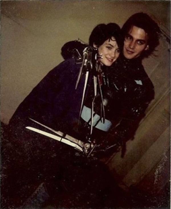 
	
	Những diễn viên đóng cặp luôn tìm cơ hội tiếp xúc thân mật với nhau trước những cảnh quay để mang lại cảm xúc chân thật. Các fan của Johnny Depp và Winona Ryder sẽ phải rất thích thú khi nhìn thấy thần tượng của mình ôm nhau nồng ấm trong phim Edward Scissorhands.