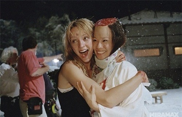 
	
	2 nữ sát thủ do Uma Thurman và Lucy Liu thể hiện trong phim Kill Bill ngoài đời lại thân thiết với nhau như thế này đây. Qua bức ảnh này cũng có thể thấy cách tổ hóa trang biến hóa phần đầu của Lucy Liu để trông giống như bị chém phạt ngang đầu.