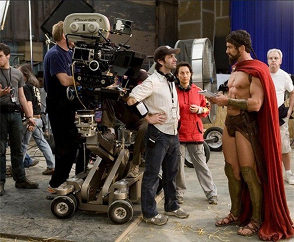 
	
	Đạo điễn Zack Snyder quả nhiên bé nhỏ hơi nhiều so với các diễn viên của mình trên trường quay 300.