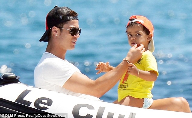 
	
	Ronaldo cho biết mẹ của con trai là người Bồ Đào Nha, chứ không phải là người hầu tại Mỹ
