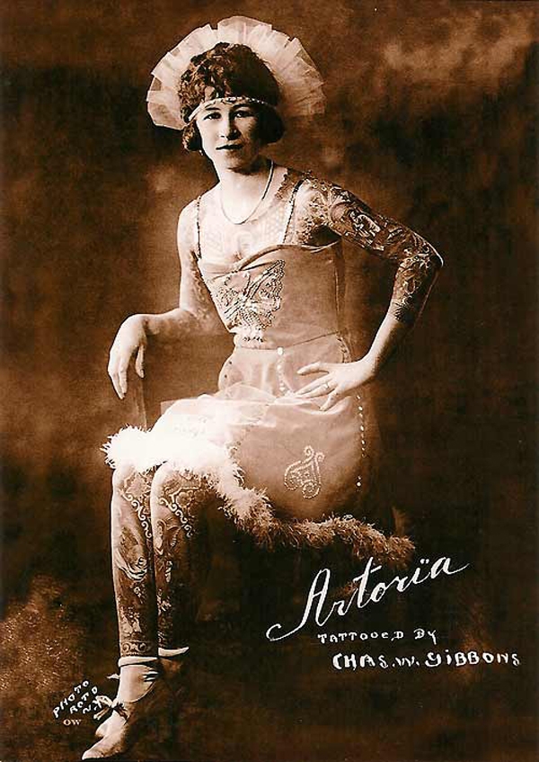 
	
	Anna Mae Burlington có hình xăm phủ kín từ cổ tới chân.