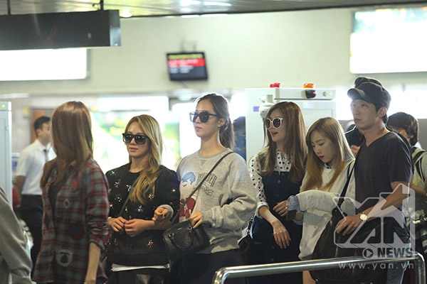 
	
	Lần lượt các thành viên của nhóm nhạc thần tượng SNSD: Hyoyeon, Yuri, Seohuyn, Taeyeon đã có mặt tại sân bay Nội Bài trong tiếng hò reo phấn khích của các fan Việt
