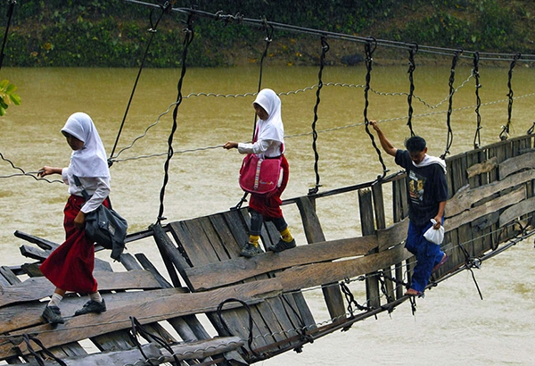 
	
	Ở Lebak, Indonesia, các em học sinh cấp 1 phải trèo qua 1 cây cầu bị hư để đi học. Sau khi những hình ảnh này được lan truyền rộng rãi, một nhà sản xuất thép lớn nhất ở Indonesia đã đầu tư xây dựng một cây cầu mới, chắc chắn hơn để các em có thể đi qua sông an toàn. Ảnh: Reuters.