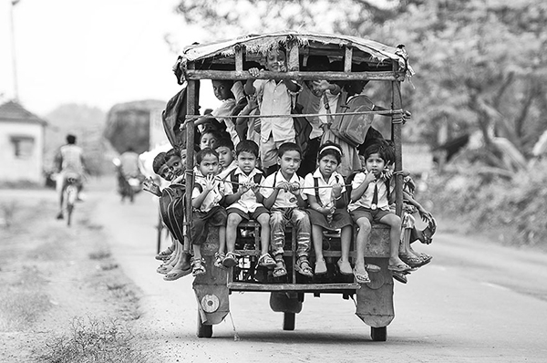 
	
	Trẻ em vùng Beldanga, Ấn Độ ngồi trên xe tuk-tuk (xe kéo tự động) để đến trường. Ảnh: Dilwar Mandal.