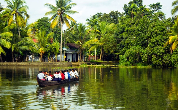 
	
	Học sinh vùng Kerala, Ấn Độ đi học bằng một chiếc thuyền nhỏ. Ảnh: Santosh Sugumar.