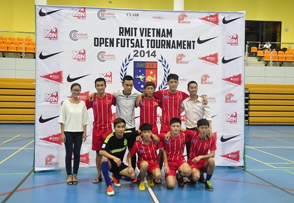 
	
	Đội ĐH Công nghệ Sài Gòn cũng đã thể hiện sức mạnh đáng nể tại giải đấu lần này và giành giải ba nhờ chiến thắng thuyết phục 4-1 trong trận tranh hạng ba trước đội ĐH Nguyễn Tất Thành.