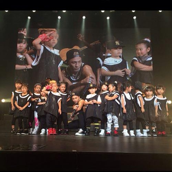 
	
	Taeyang khoe hình chụp cùng dàn vũ công nhí cực đáng yêu với nội dung: "Khách mời đặc biệt của đêm nay. Ringa Linga tí hon"