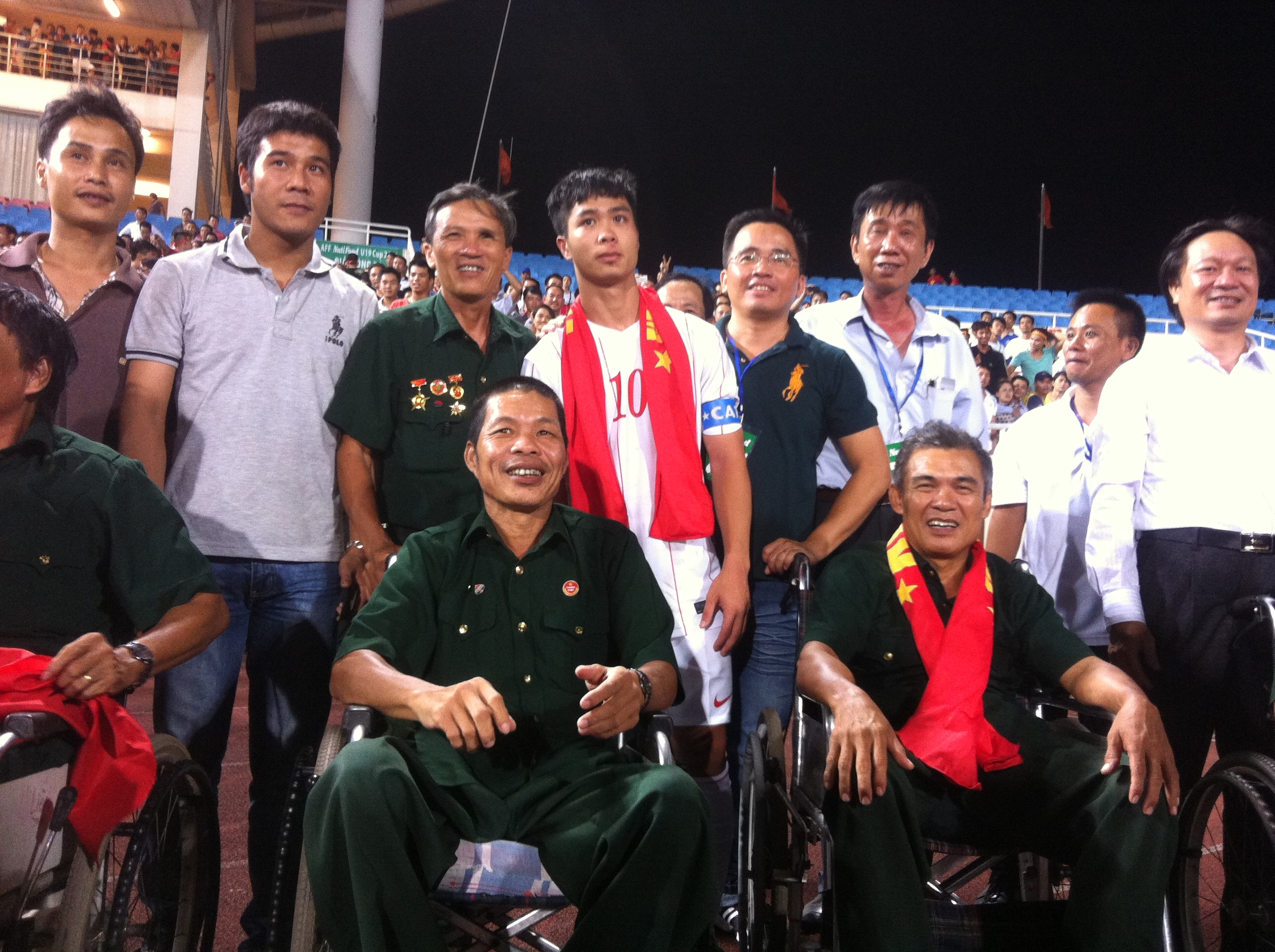 
	
	Đội trưởng Công Phượng chụp ảnh lưu niệm với các Cựu chiến binh - Ảnh Hữu Phương