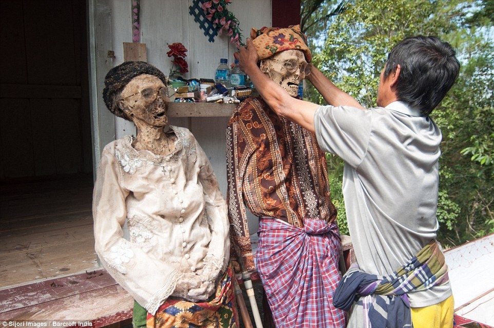 Phong tục kì lạ với xác người ở Indonesia