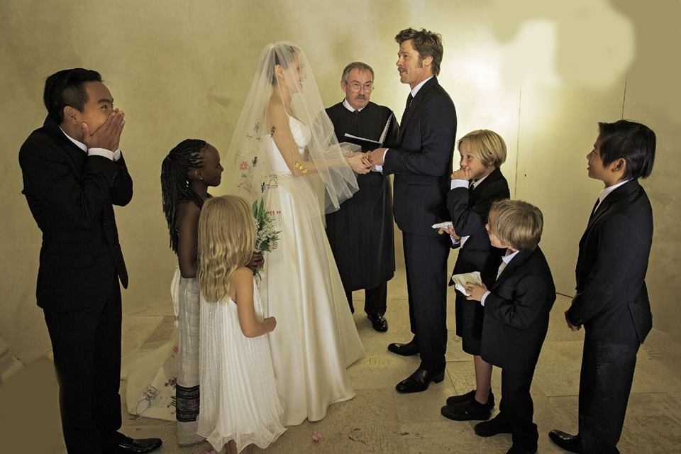 Váy cưới Valentino xa hoa khiến Victoria Beckham và con dâu rạn nứt