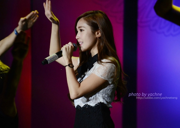 
	
	Jessica trở thành tâm điểm của buổi họp mặt fan tại Quảng Châu