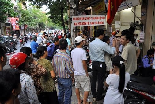 Người Hà Nội xếp hàng dưới lòng đường mua bánh trung thu