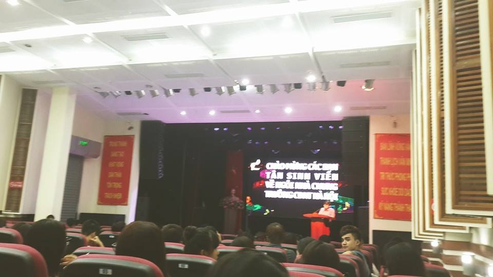 
	
	Đầu tháng 9 vừa qua, Yanbi chính thức trở thành sinh viên của trường Cao đẳng Văn hóa Nghệ thuật Hà Nội. Anh chia sẻ hình ảnh dự lễ khai giảng khóa mới của trường. 