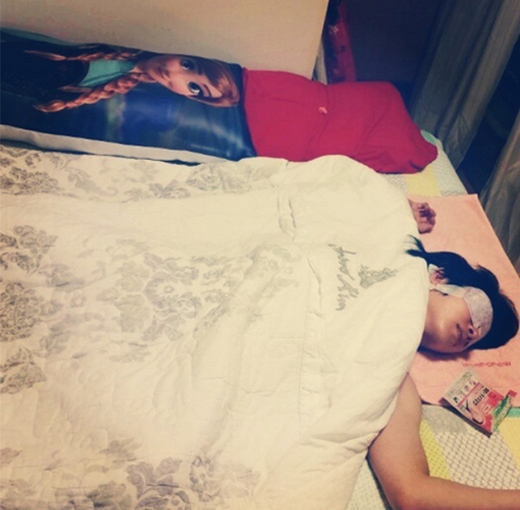 
	
	Heechul khoe hình nằm "phơi" mình trên giường và chúc các fan ngủ ngon
