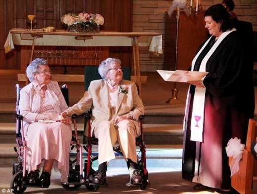 Lễ kết hôn đặc biệt của hai cụ bà 90 tuổi 