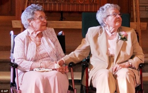 Lễ kết hôn đặc biệt của hai cụ bà 90 tuổi 