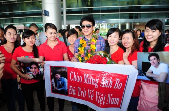 
	
	Sau chuyến đi dài ngày này, nam ca sĩ sẽ ở Việt Nam đến hết năm nay và biểu diễn cho các khán giả trong nước. Anh tâm sự rằng khi đi lưu diễn dài ngày như vậy anh thật sự rất nhớ quê nhà - Tin sao Viet - Tin tuc sao Viet - Scandal sao Viet - Tin tuc cua Sao - Tin cua Sao