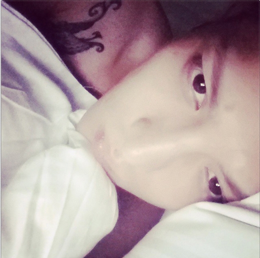 
	
	Jaejoong co mình nằm trên giường và khoe hình cận mặt tặng fan