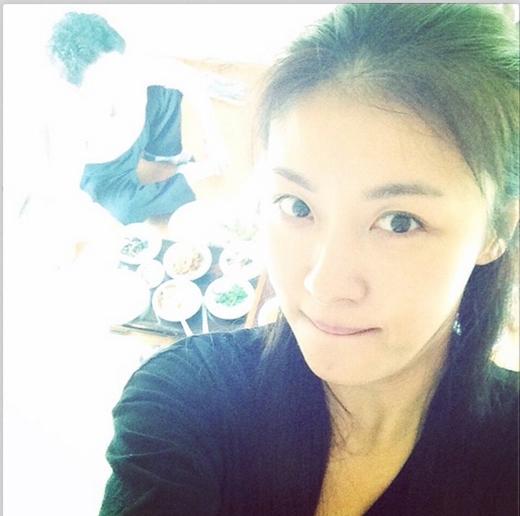 
	
	Ha Ji Won bất ngờ khoe mặt mộc cực xinh trong bữa ăn