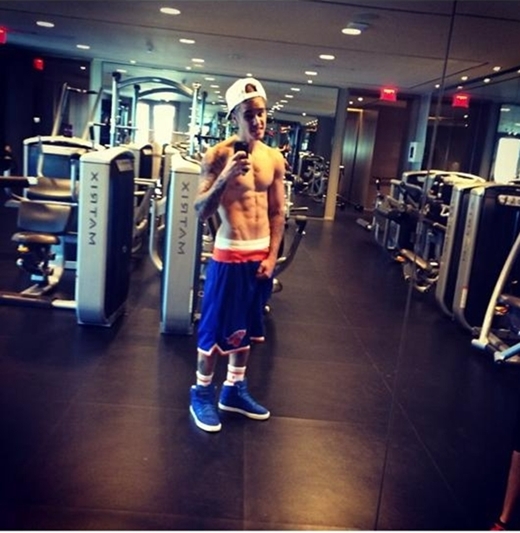 
	
	Chăm chỉ với việc luyện tập hằng ngày, Justin Bieber thường tỏ ra hài lòng với những gì mà anh đạt được. Mới đây, trên trang cá nhân, Justin Bieber đã đăng tải hình ảnh cơ bụng 6 múi cũng như thân hình khá hoàn hảo của anh.