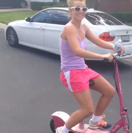 
	
	Tận dụng thời gian rảnh rỗi, Britney Spears đã có một chuyến đi vòng quanh nơi cô ở bằng chiếc xe đạp màu hồng của mình. Không những thế cô còn khiến cho người hâm mộ khá bất ngờ vì cách ăn mặc giản dị đời thường.