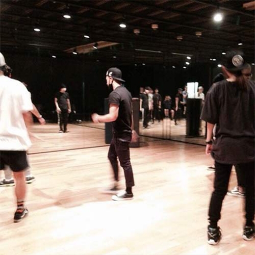 
	
	Taeyang chăm chỉ tập luyện trong phòng tập