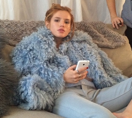 
	
	Bella Thorne khá ấm áp trong một chiếc áo lông dày.