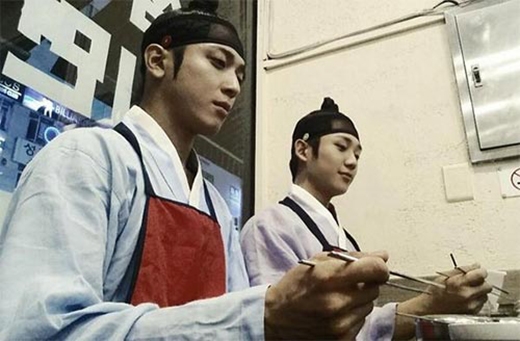 
	
	Yonghwa làm mặt nghiêm trọng trong bữa ăn với trang phục cổ trang cùng bạn diễn trong phim The Three Musketeer