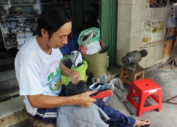 
	
	Một ngày thu nhập từ việc sửa giày, dép cũng không được bao nhưng anh Bình vẫn sẵn lòng, vui vẻ sửa giày, dép miễn phí cho người nghèo.