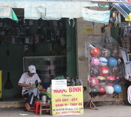 
	
	Ở góc nhỏ đường Huỳnh Văn Bánh, quận Phú Nhuận, TP.HCM hằng ngày người qua đường vẫn thấy việc làm cao đẹp của một người đàn ông ngồi sửa giày dép miễn phí cho người nghèo.