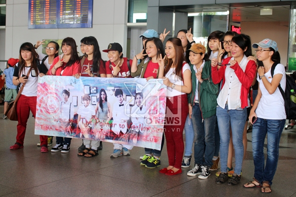 
	
	Rất đông fan đã đến sân bay Tân Sơn Nhất từ sớm để chờ đón Tina