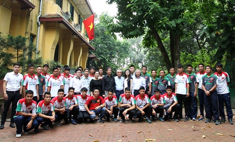 
	
	Chủ tịch Lê Hùng Dũng cùng toàn thể đội U19 Việt Nam chụp ảnh lưu niệm trong vườn nhà Đại tướng Võ Nguyên Giáp