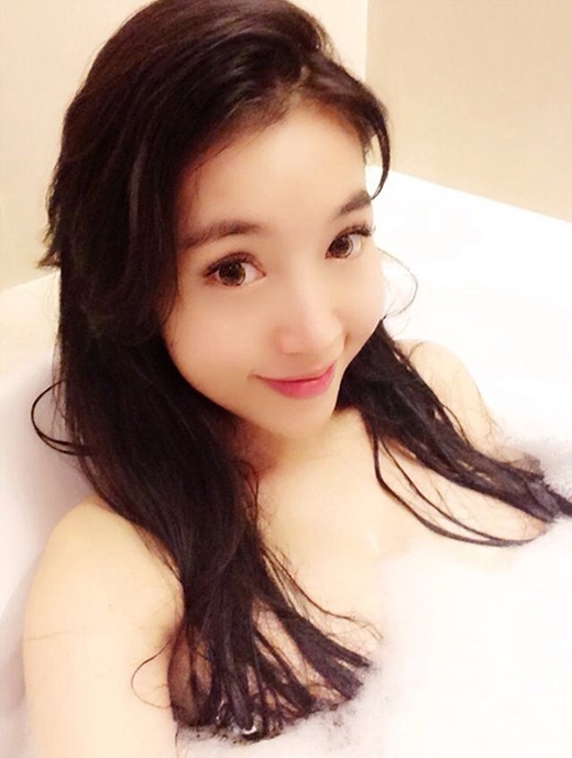 
	
	Elly Trần và bức ảnh khoe làn da trắng mịn màng trong bồn tắm. 