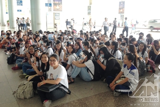 
	
	Cộng đồng fan Việt của nam diễn viên Hàn Quốc Kim Woo Bin đã chào đón anh nồng nhiệt ở sân bay Tân Sơn Nhất.