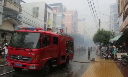 Cận cảnh vụ cháy kinh hoàng thiêu trụi 11 căn nhà Long Xuyên 